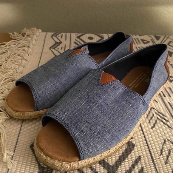 TOMS blue chambray peep-toe flats - Picture 3 of 4